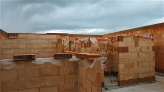 Stavba domu v pandemii - 4. zdění příček s přípravou na stavební pouzdra
