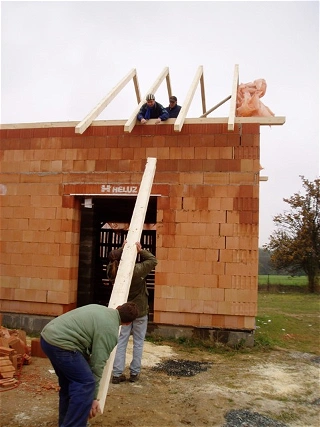 Stavba krovu a pokládka střešní krytiny