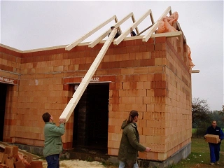 Stavba krovu a pokládka střešní krytiny