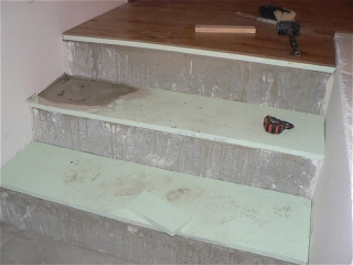 Obložení betonového schodiště plovoucí podlahou