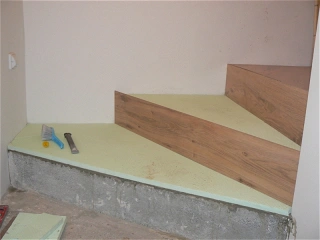 Obložení betonového schodiště plovoucí podlahou