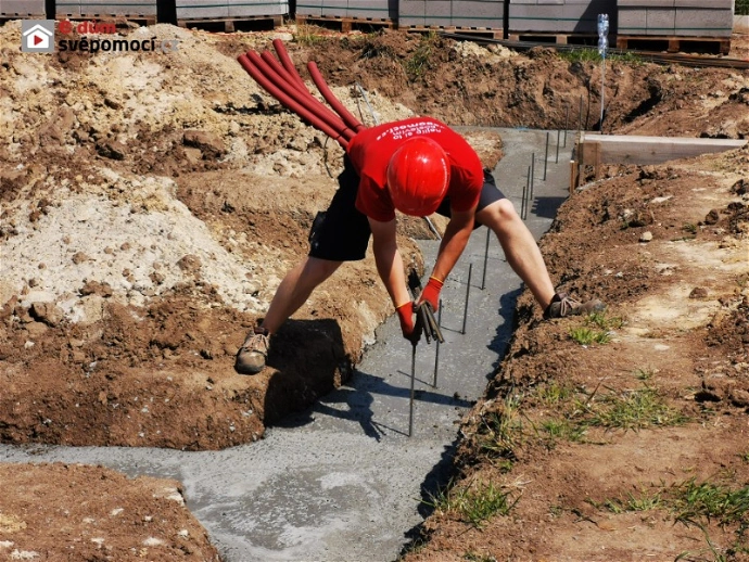 Příprava prostupů pro kabely a potrubí, ukládání zemnícího pásku a betonování základů