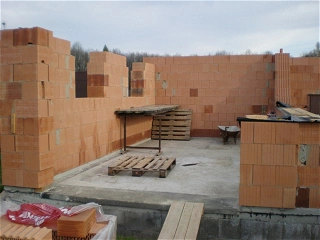 Dokončení nosných zdí a příprava na betonování stropu