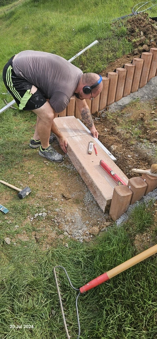 Schody na zahradě z betonových bloků a palisád -> část 37.