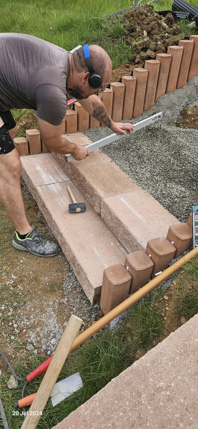 Schody na zahradě z betonových bloků a palisád -> část 37.