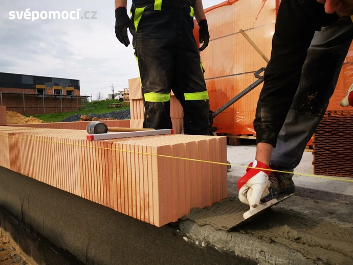 Jak se svépomocným stavebníkům staví domy z cihel HELUZ 