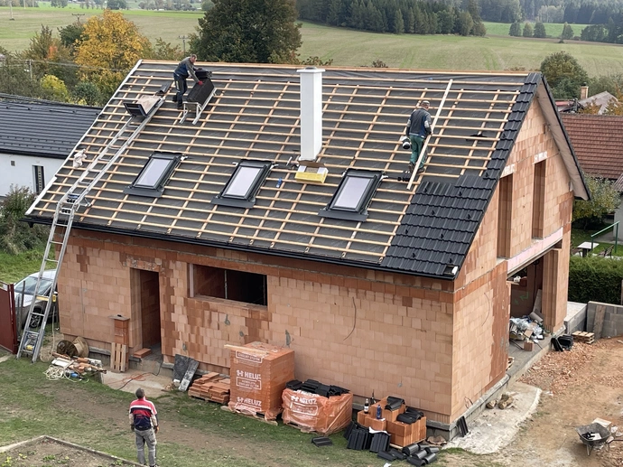 Jak se svépomocným stavebníkům staví domy z cihel HELUZ 