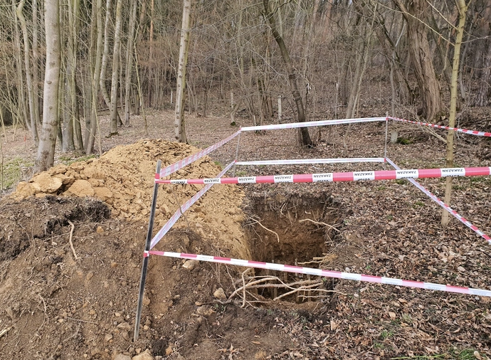 Sonda do skoro 5m. Už si nepamatuji jak to pojmenoval geolog, ale podle mě taková zparchantělá skála, co jde snadno kopat.