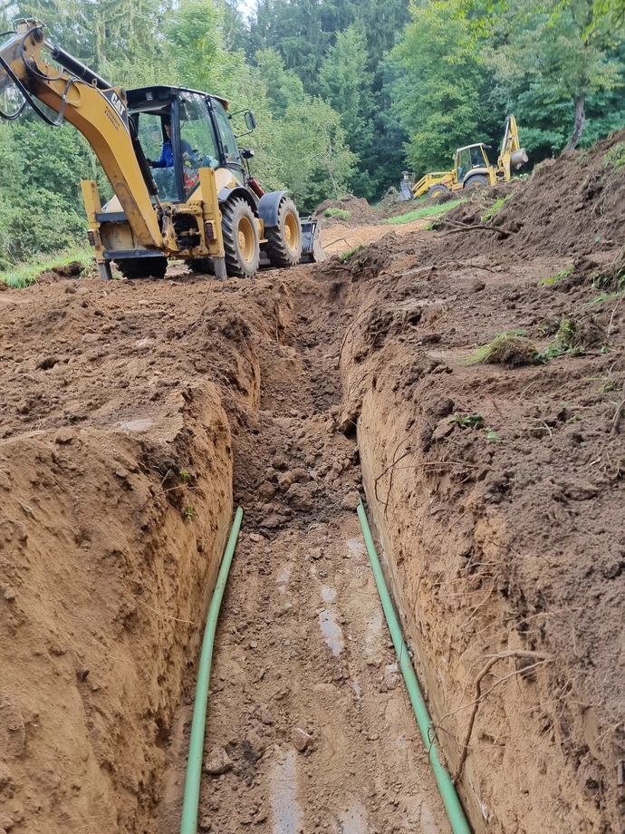 Potrubí zemního kolektoru - 200m. 80 cm v rostlé zemině a nad tím asi metr navážky.