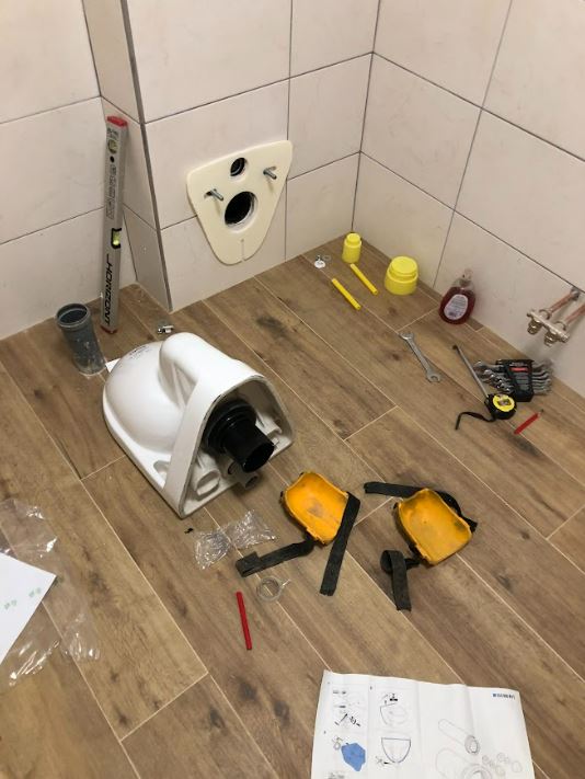 Osazení závěsné WC mísy a splachovacího tlačítka (díl 29)