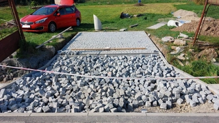 Sjezd z pozemní komunikace jako pro tank