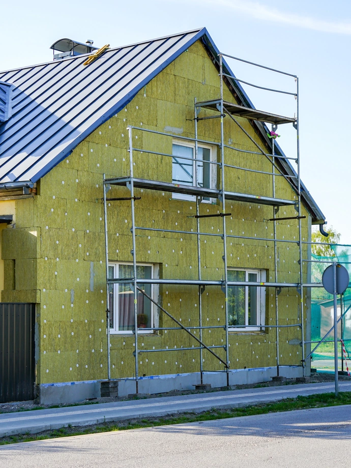 Při zateplení rodinného domu lze využít jako izolantu také minerální vatu