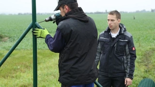 Oplocení pozemku – Osazení podhrabových desek, napnutí pletiva, instalace branky a součet celkových nákladů