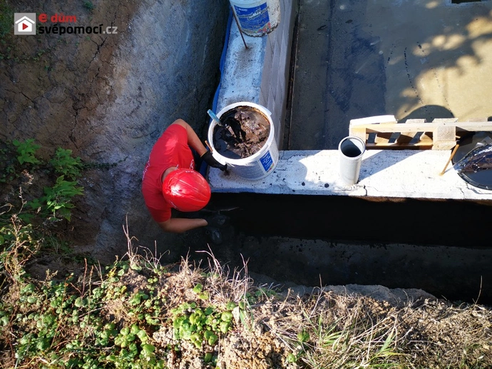 15. a 16. stavební týden – Dokončení vložek a výztuže stropu + hydroizolace ve sklepě