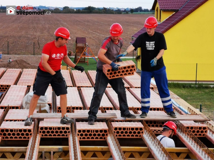 15. a 16. stavební týden – Dokončení vložek a výztuže stropu + hydroizolace ve sklepě