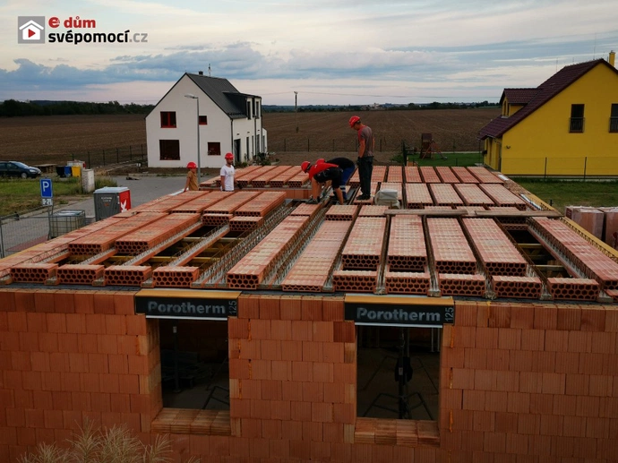 15. a 16. stavební týden – Dokončení vložek a výztuže stropu + hydroizolace ve sklepě