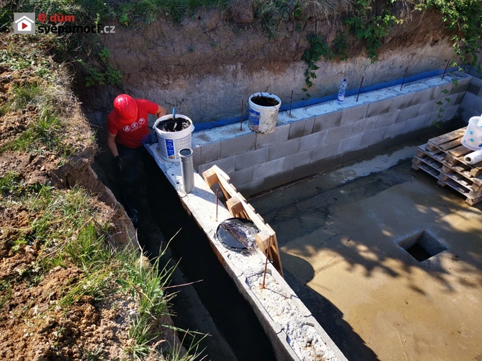 15. a 16. stavební týden – Dokončení vložek a výztuže stropu + hydroizolace ve sklepě