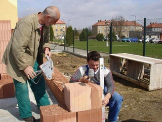 Stavební sezóna je tady! Hrubou stavbu můžete zvládnout do týdne. Zděte na pěnu POROTHERM DRYFIX