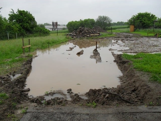 Bagrování + betonování základových pásů