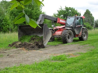 Bagrování + betonování základových pásů