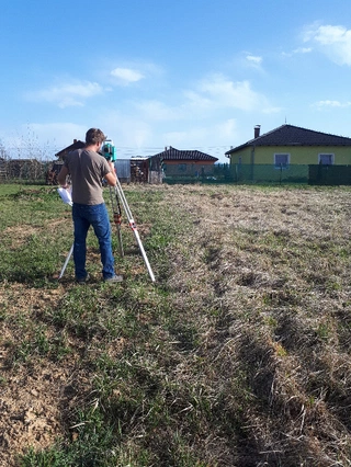 Zaměření domu a stavba laviček