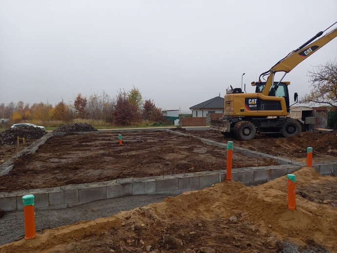 Kuchař, pedagog a svářeč lijí desku 300 m2