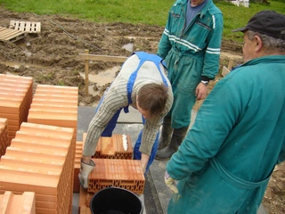 Založení 1.řady cihel