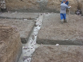 Betonování základů a základové desky ve sklepě