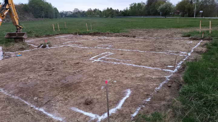 Geodeti, stavba laviček a bagrování základových pasů