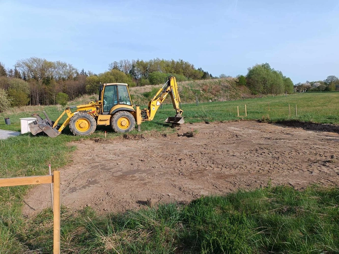 Geodeti, stavba laviček a bagrování základových pasů