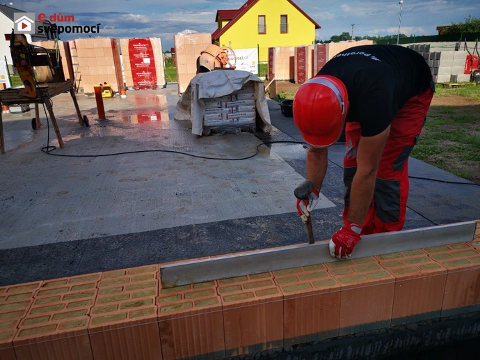 7. stavební týden – Odčerpání vody ze sklepa, svislá hydroizolace sklepa, založení soklových cihel u prvních dvou stěn