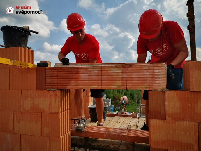 14. stavební týden – Pokračování s komínem, zdění stěny, betonování podkladů a vyzdění jedné řady cihel nad překladem