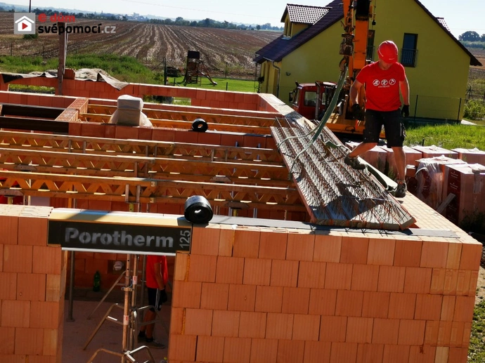 14. stavební týden – Pokračování s komínem, zdění stěny, betonování podkladů a vyzdění jedné řady cihel nad překladem