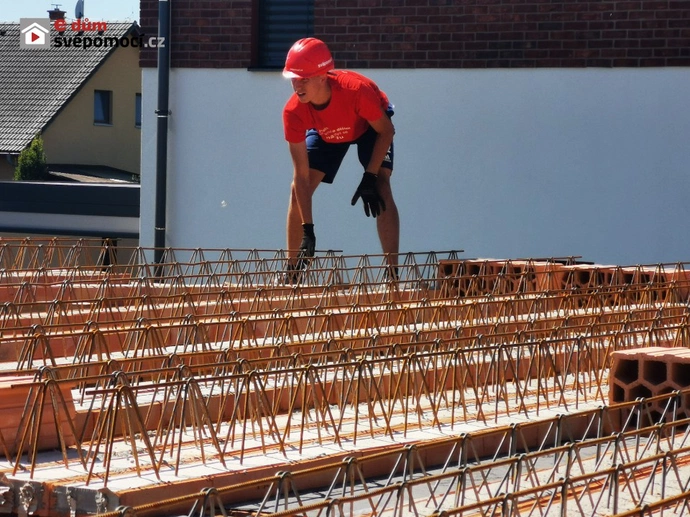 14. stavební týden – Pokračování s komínem, zdění stěny, betonování podkladů a vyzdění jedné řady cihel nad překladem