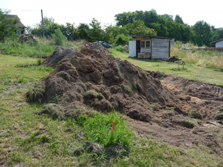 Skrývka ornice + vyhloubení podsklepení, ve svahu, na skále