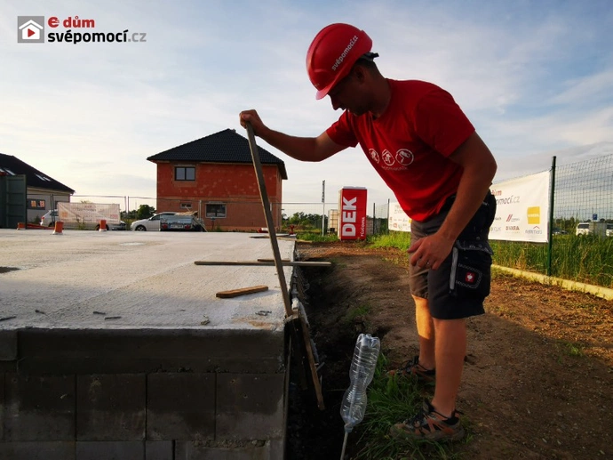 6. stavební týden – Hydroizolace a navážení materiálu