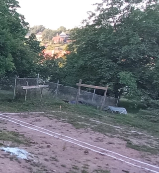 Stavba RD v Červeném Kostelci - stavba laviček, skrývka ornice