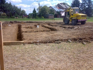 Srovnání terénu, bagrování a betonování základů