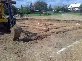 Srovnání terénu, bagrování a betonování základů