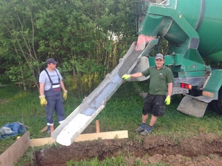 Od kopnutí přes změnu projektu až po krov