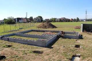 Plechová garáž, kadibudka a základová deska