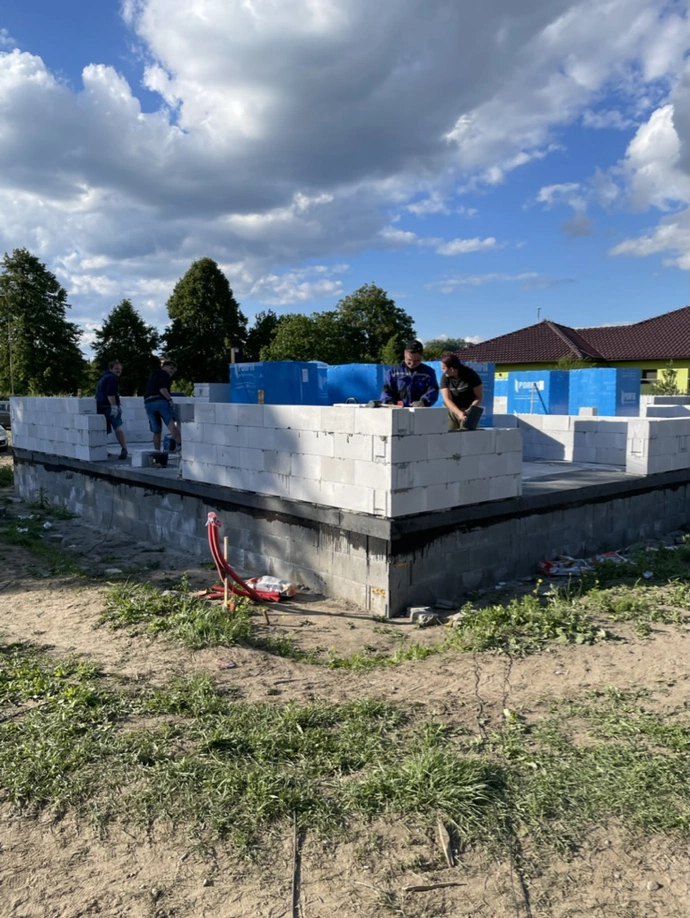 Založení stavby a zdění nosných zdí - co nám nejvíc pomohlo?