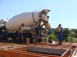 Betonování základové desky a stropu sklepa