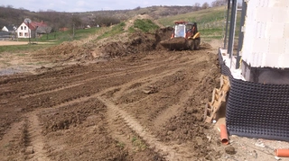 Garážová vrata a žaluzie, úprava terénu