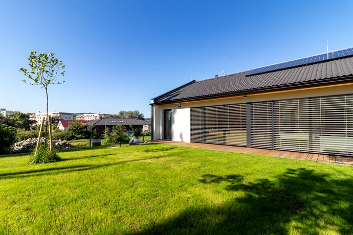 Fotovoltaické panely dokážou vyrobit asi 70 % roční spotřeby elektrické energie.