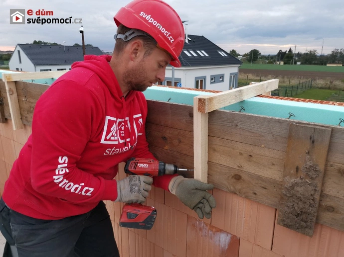 21. stavební týden – Dokončení armování, bednění a betonování věnce, zdění štítů