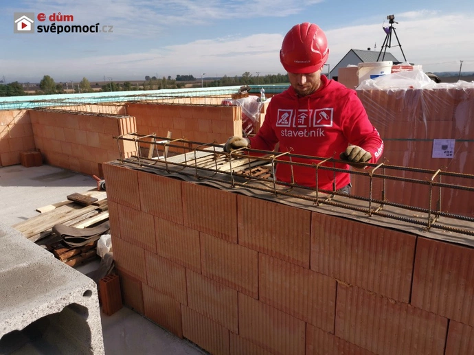 21. stavební týden – Dokončení armování, bednění a betonování věnce, zdění štítů