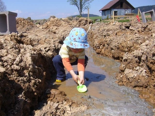 Ztracené bednění a příprava na zalití základové desky