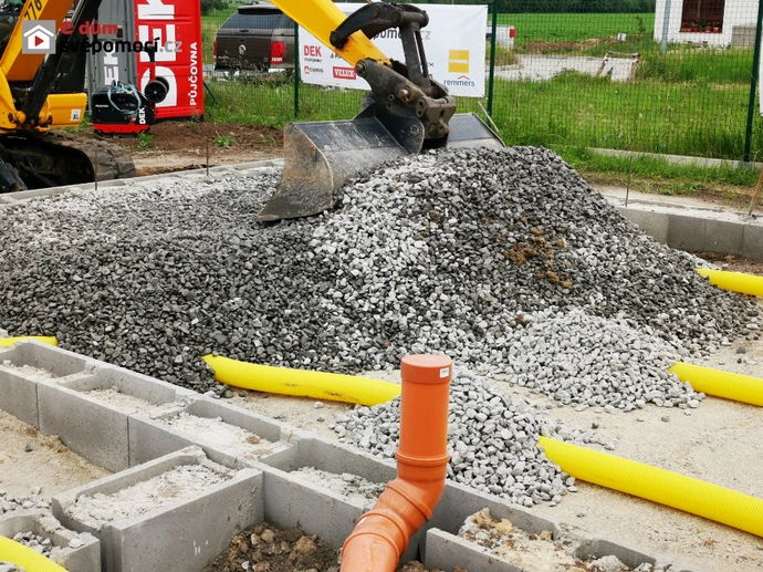 Zavážení prostoru desky, hutnění a odvětrávání podloží, armování a šalování