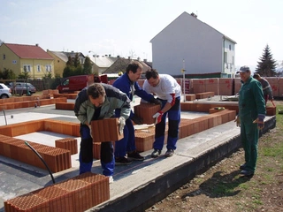 Založení 1. řady cihel